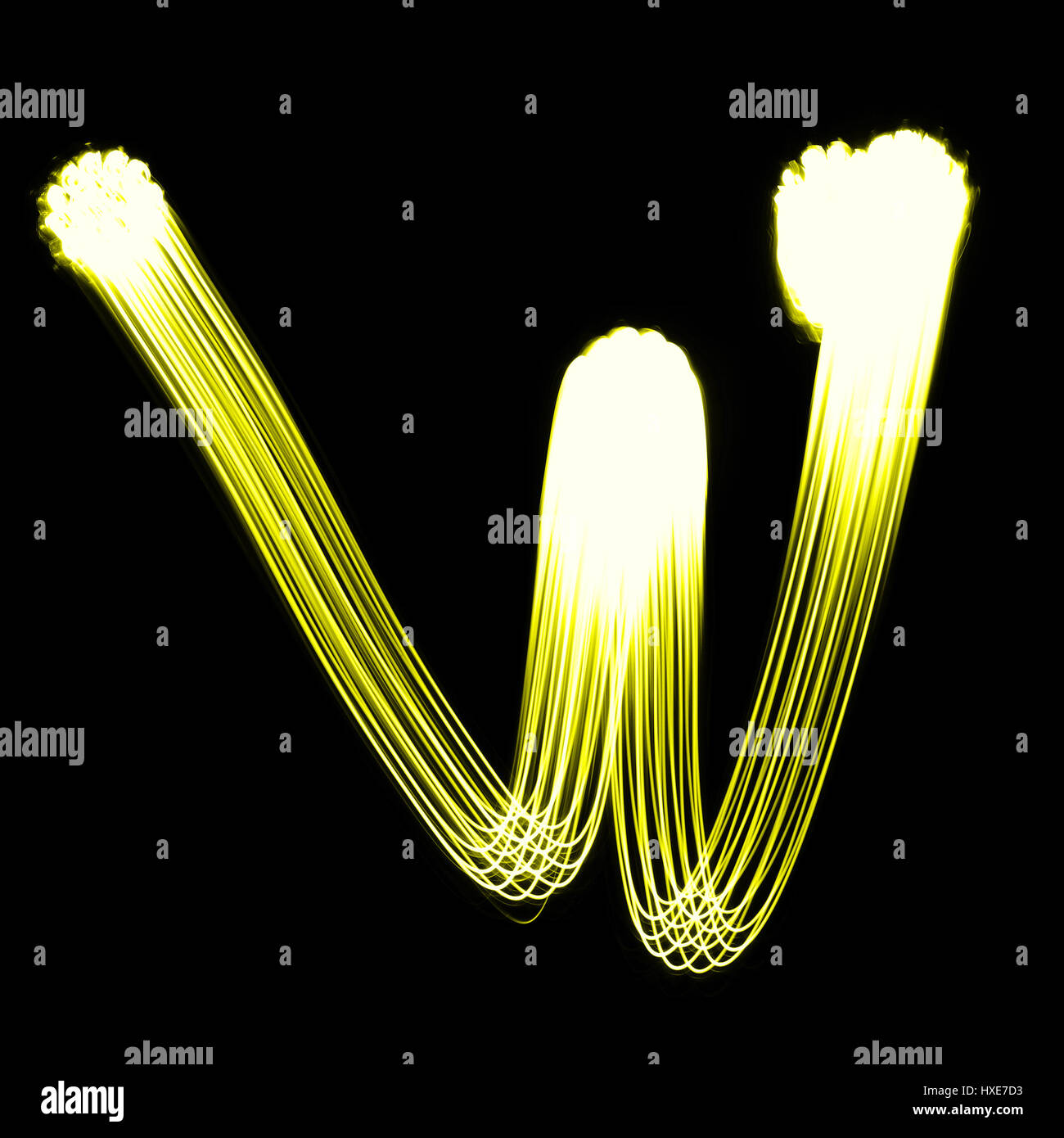 W - Creado Por alfabeto de luz sobre fondo negro Foto de stock