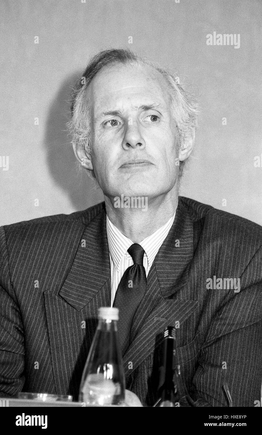 Rt. Honorable Tony Newton, Secretario de Estado para la Seguridad Social y el diputado del partido conservador de Braintree, asiste a una conferencia de prensa del partido en Londres, Inglaterra, el 28 de febrero de 1992. Foto de stock