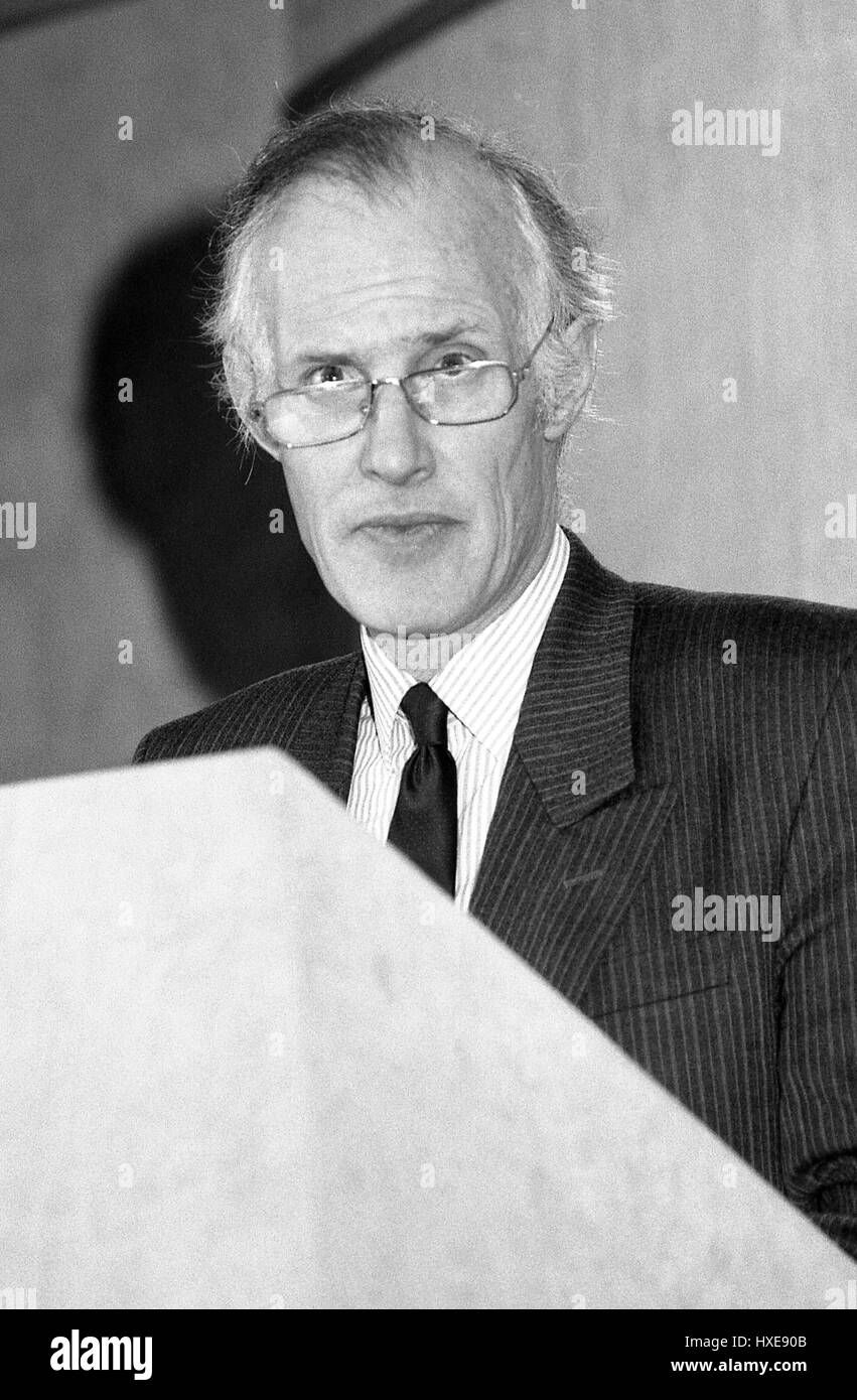 Rt. Honorable Tony Newton, Secretario de Estado para la Seguridad Social y el diputado del partido conservador de Braintree, asiste a una conferencia de prensa del partido en Londres, Inglaterra, el 28 de febrero de 1992. Foto de stock