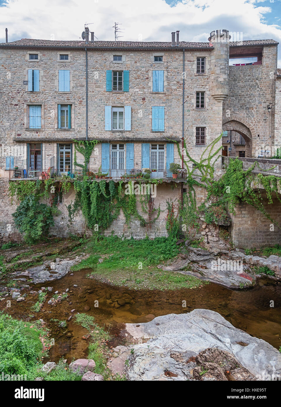Río a lo largo de la Old Town Largentiere en la región de Ardèche Foto de stock