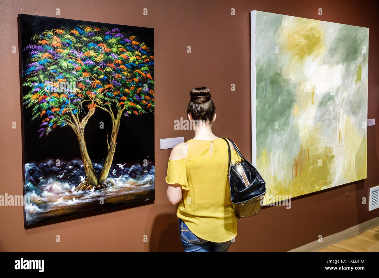 Exhibir pinturas fotografías e imágenes de alta resolución - Alamy