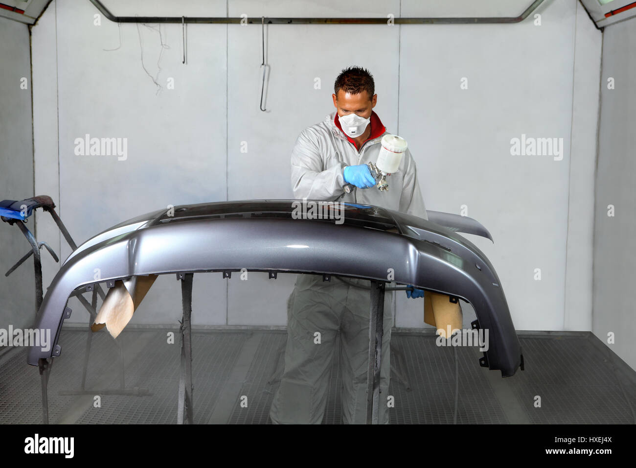 San Petersburgo, Rusia - Junio 26, 2014: Pintura paragolpes alquiler de  cabina de pintura taller de reparación de automóviles, que trabajan en una  máscara protectora y ropa, opera una spra Fotografía de stock - Alamy