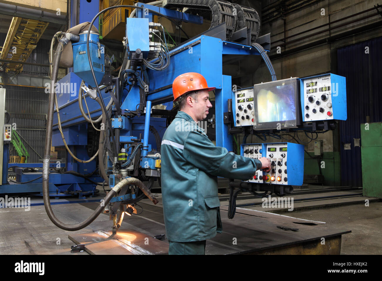 San Petersburgo, Rusia - Octubre 10, 2014:automática soldadura por arco  sumergido, el operador controla el robot de soldadura, de pie en el control  pa Fotografía de stock - Alamy