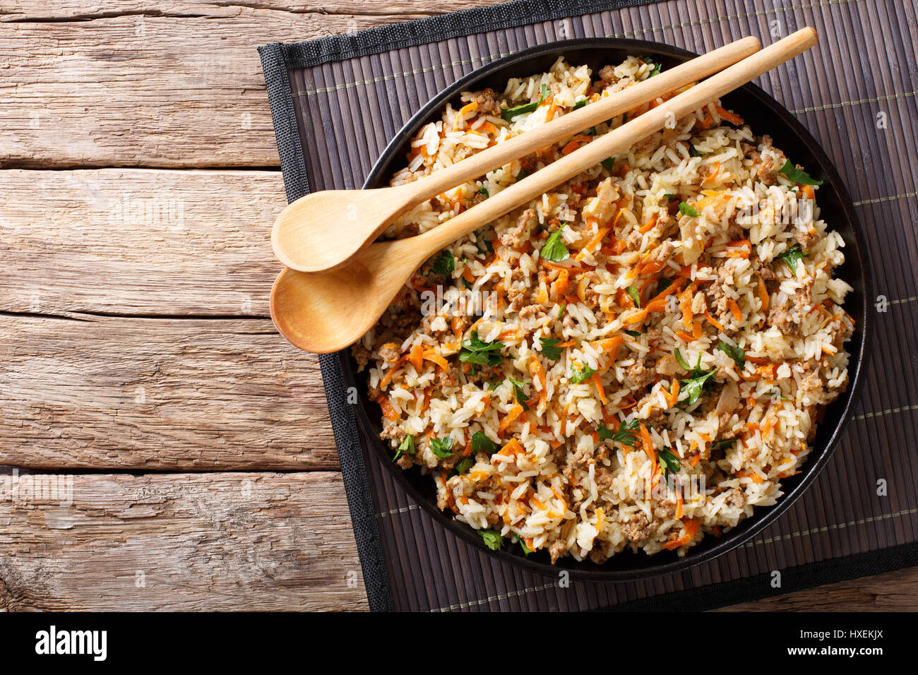Cocina tailandesa: arroz frito con carne picada y verduras de cerca en la  tabla vista desde arriba de la horizontal Fotografía de stock - Alamy