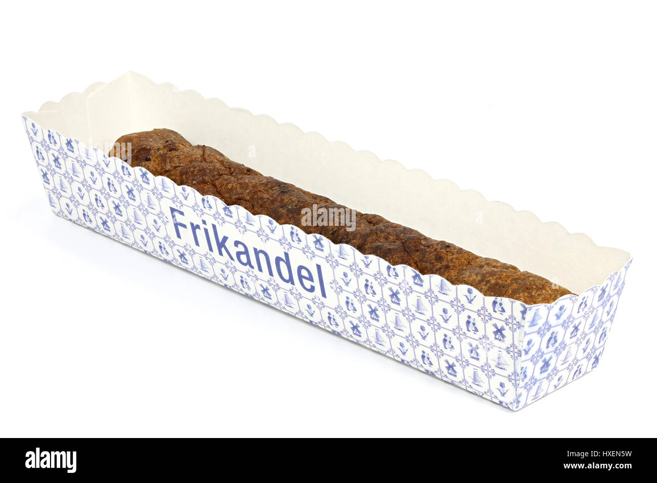 Frikandel holandés tradicional en un envase de cartón aislado sobre fondo blanco. Foto de stock