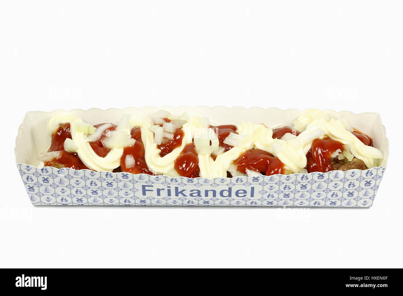 Especial frikandel holandés tradicional en un envase de cartón aislado sobre fondo blanco. Foto de stock