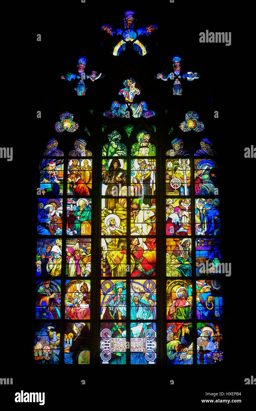 El Art Nouveau vidriera de Alfonso Mucha (1860-1939) en la nave norte de la Catedral de San Vito, Praga, República Checa. Foto de stock