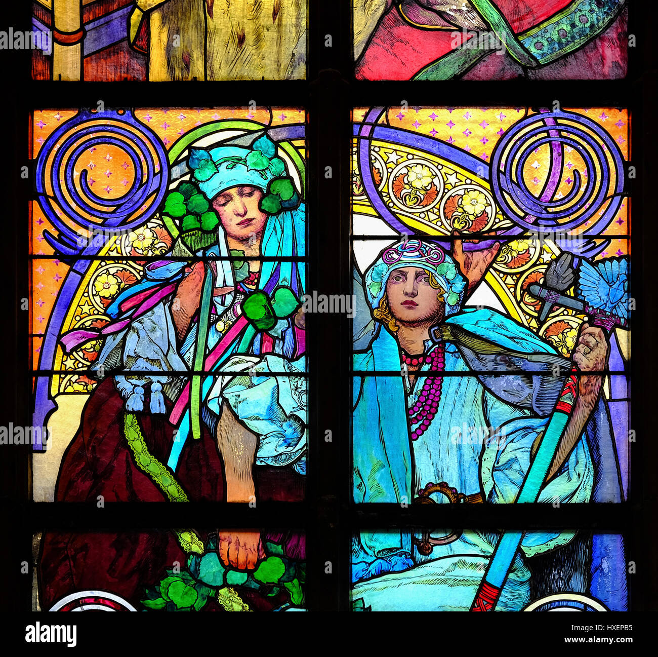 El Art Nouveau vidriera de Alfonso Mucha (1860-1939) en la nave norte de la Catedral de San Vito, Praga, República Checa. Foto de stock