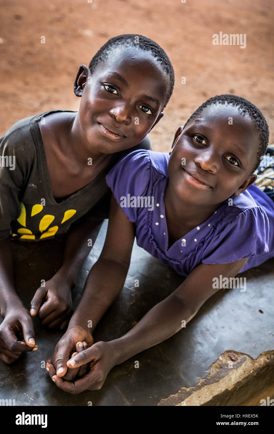 2 niños fuera de una clínica rural en Uganda oriental Foto de stock