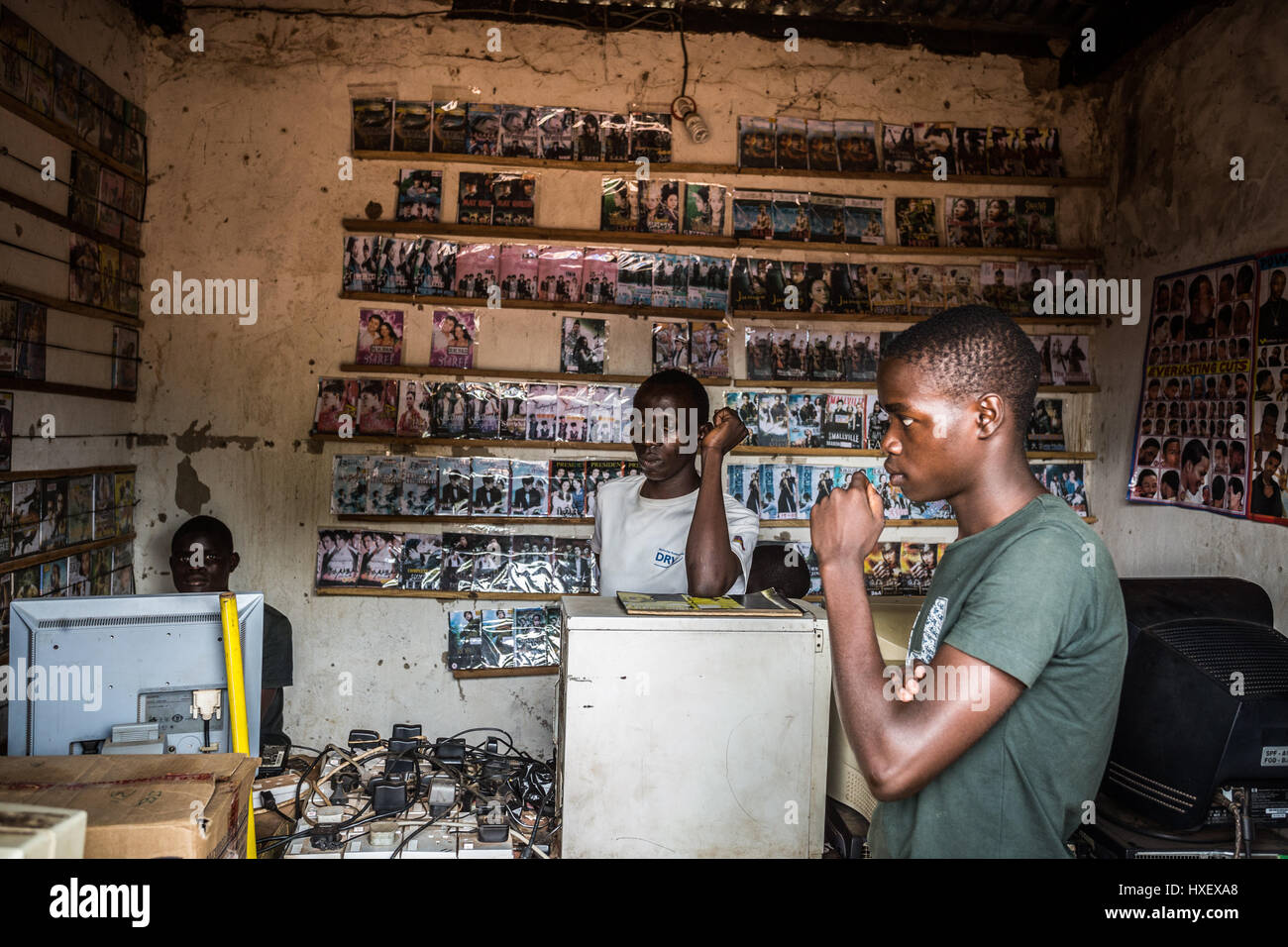 Tienda de DVD local en zonas rurales de Uganda Foto de stock