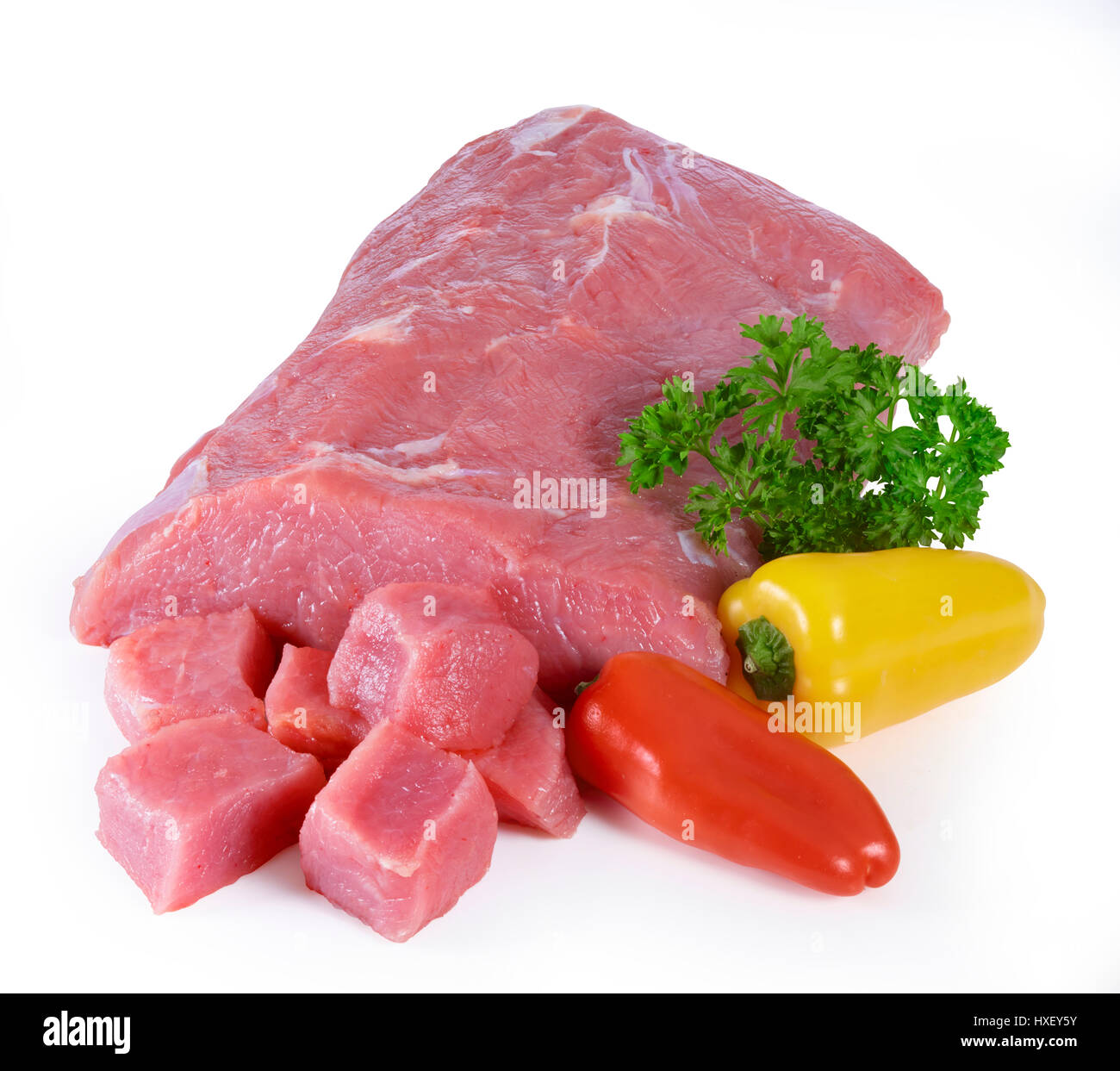 La leche cruda, carne de ternera, pimientos (Capsicum) y perejil (Petroselinum crispum) como decoración Foto de stock