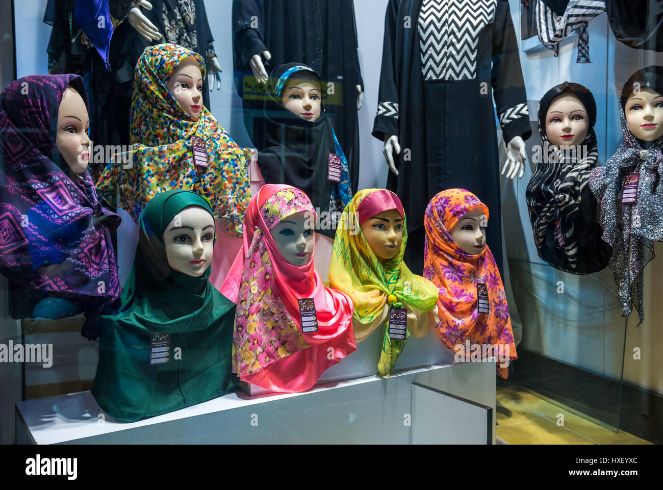 Y Hijabs chadri para la venta en la tienda de ropa Isfahan, capital de la  provincia de Isfahan en Irán Fotografía de stock - Alamy