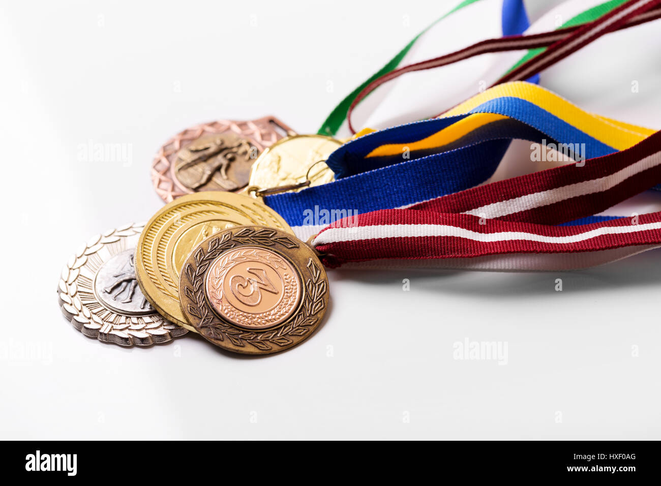 Gran variedad de deportes medallas en blanco Foto de stock