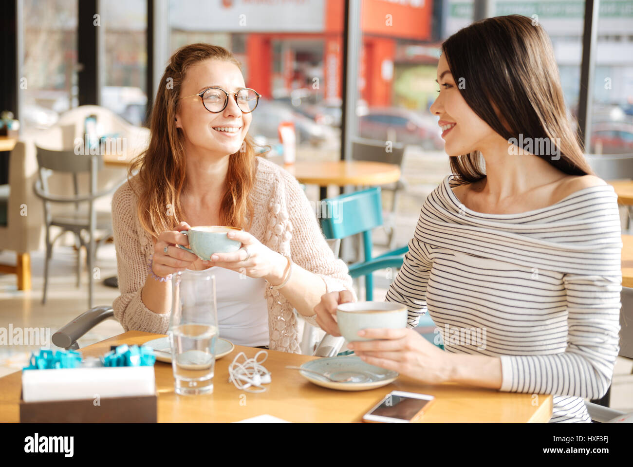 Dos amigas tener conversación en la cafetería Foto de stock