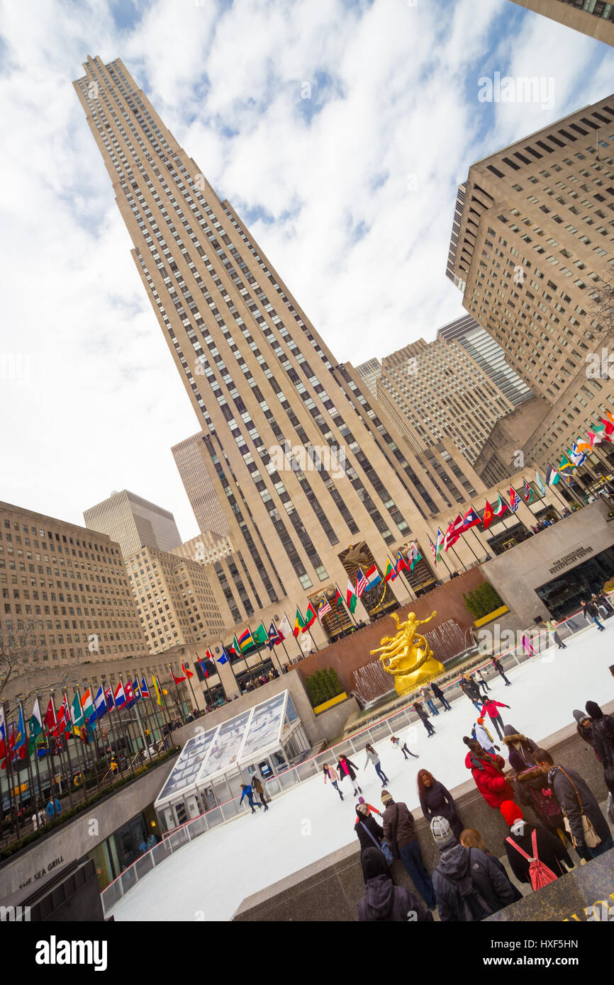 Rascacielos del Rockefeller Center y ice rink skate en Manhattan, Ciudad de Nueva York, EE.UU. Foto de stock