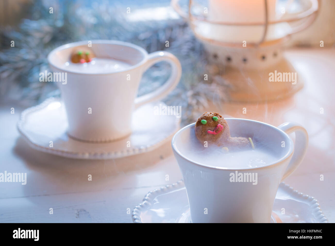 Closeup caseros de dos Gingerbread Man para Navidad Foto de stock