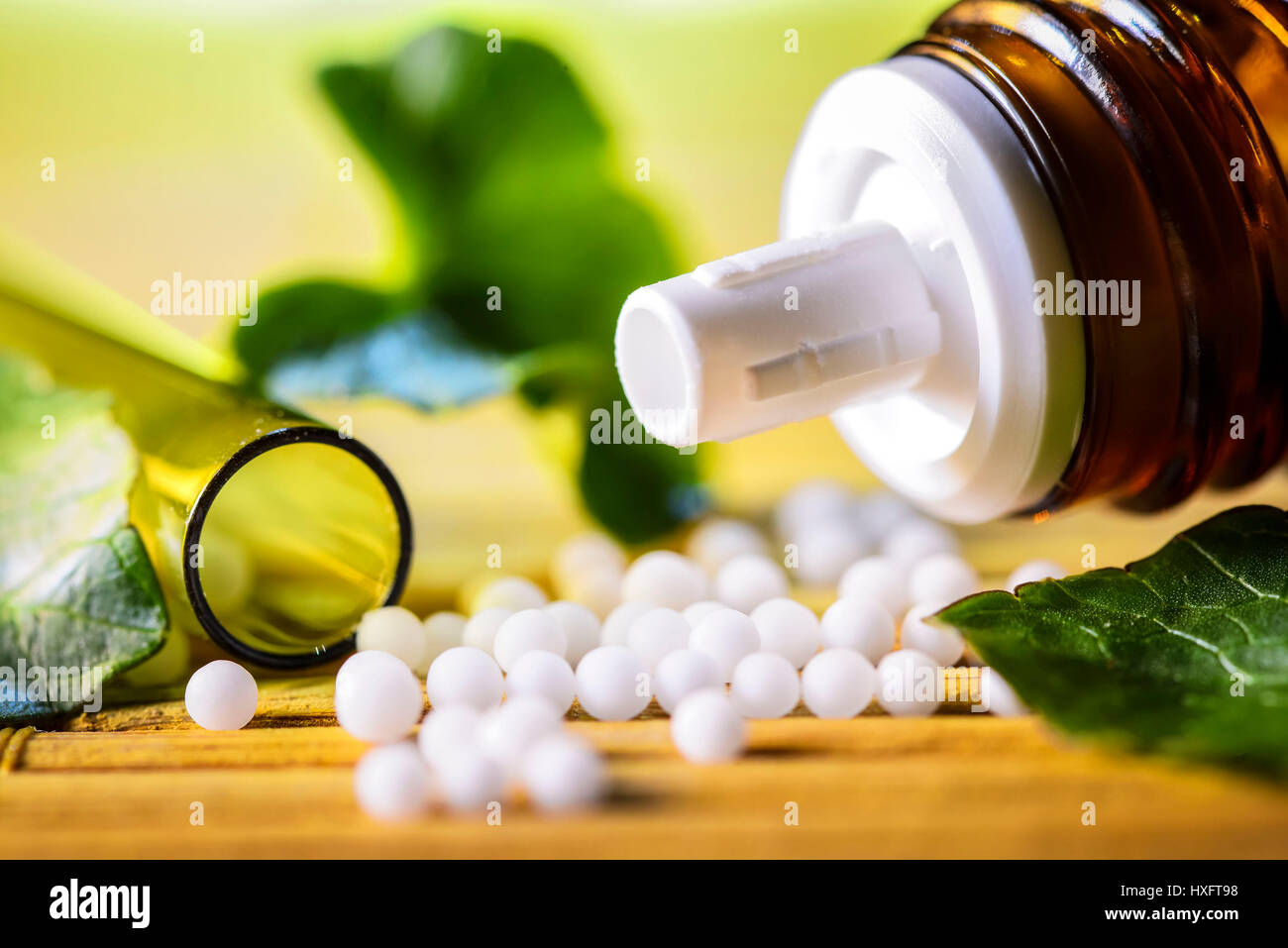 Globuli, medicamento homeopático, homÃ¶opathisches Arzneimittel Foto de stock