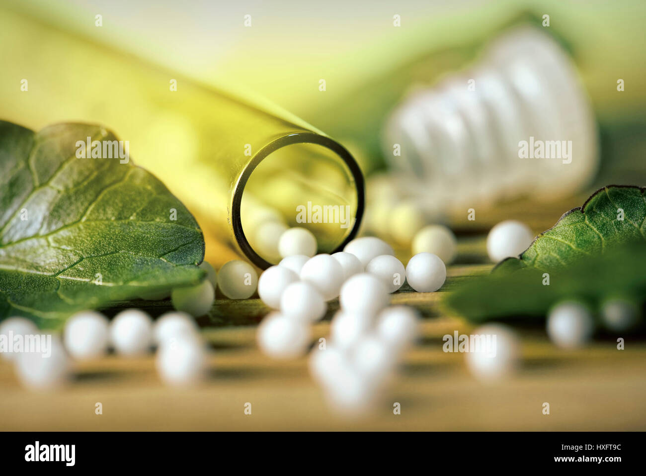 Globuli, medicamento homeopático, homÃ¶opathisches Arzneimittel Foto de stock