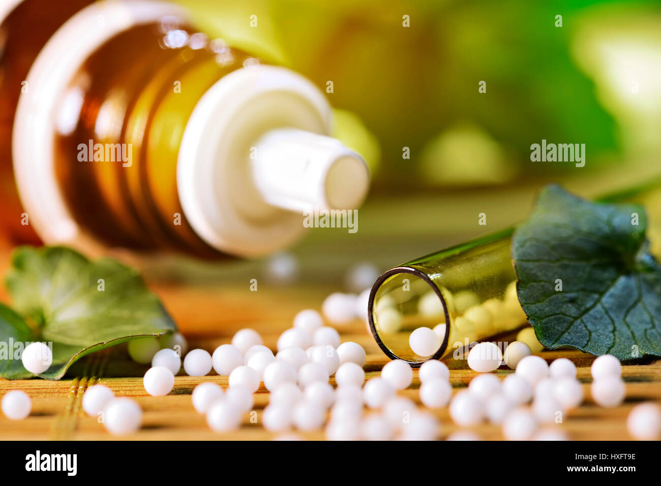 Globuli, medicamento homeopático, homÃ¶opathisches Arzneimittel Foto de stock