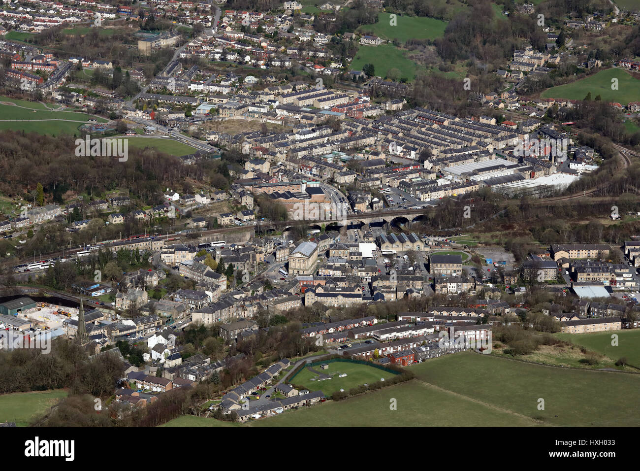 Vista aérea mirando al norte de Todmorden a Cornholme, Yorkshire, Reino Unido Foto de stock