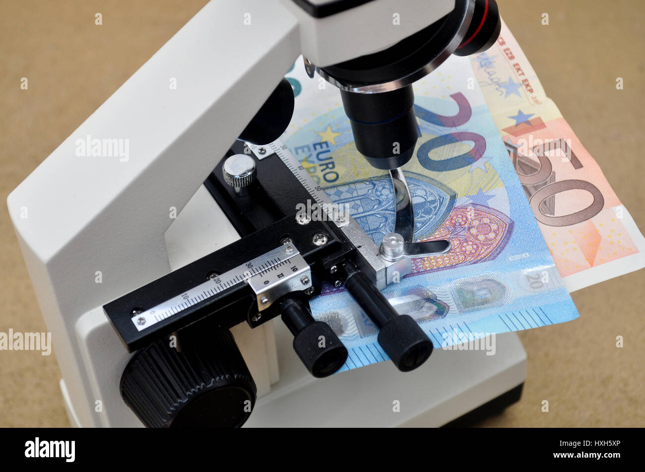 Euro bajo el microscopio Foto de stock