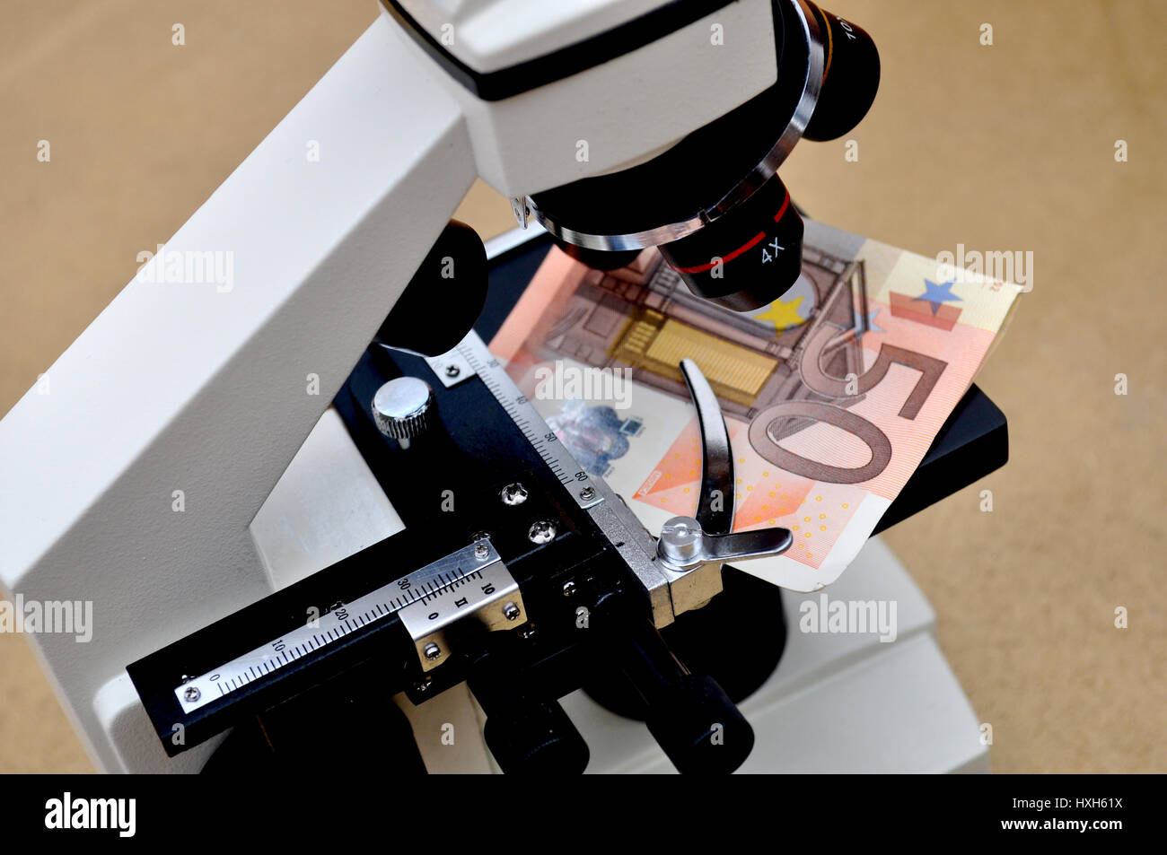 Euro bajo el microscopio Foto de stock