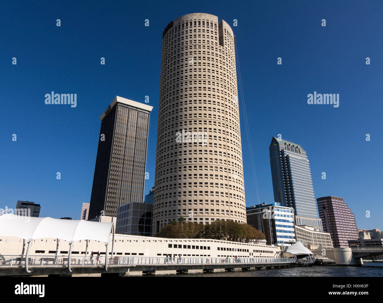 Tampa skyline CBD rascacielos y Riverwalk, Florida, EE.UU. Foto de stock