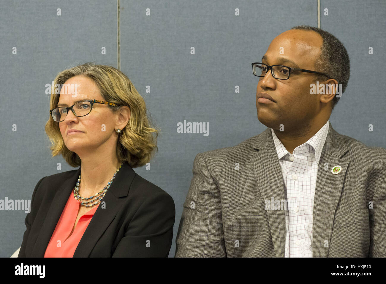 Wyandanch, Nueva York, Estados Unidos. 26 Mar, 2017. L-R, Laura Curran, legislador del condado de Nassau (DEM - Distrito 5) y DuWAYNE Gregorio, Presidente y Legislador del Condado Suffolk (DEM - Distrito 15), escuchar a los colegas que han intervenido en la política suceso 101, la primera de la serie de talleres de capacitación para miembros de activistas de TWW Long Island, la L.I. afiliado de national juntos. Curran es un candidato demócrata para el condado de Nassau ejecutivo. Uno de los cinco oradores se refirieron a grupos como TWWLI como activista de grupos pop-up. Crédito: Ann Parry/Zuma alambre/Alamy Live News Foto de stock