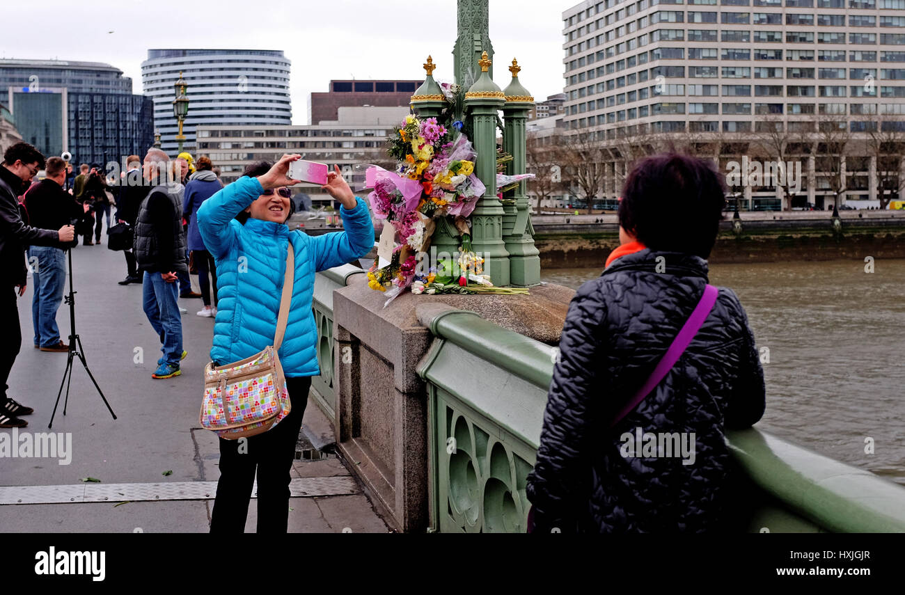 Londres, Reino Unido. 29 Mar, 2017. La gente empieza a juntarse en Westminster Bridge hoy una semana después Khalid Masood mató a cuatro personas en el puente y en las Casas del Parlamento Credit: Simon Dack/Alamy Live News Foto de stock