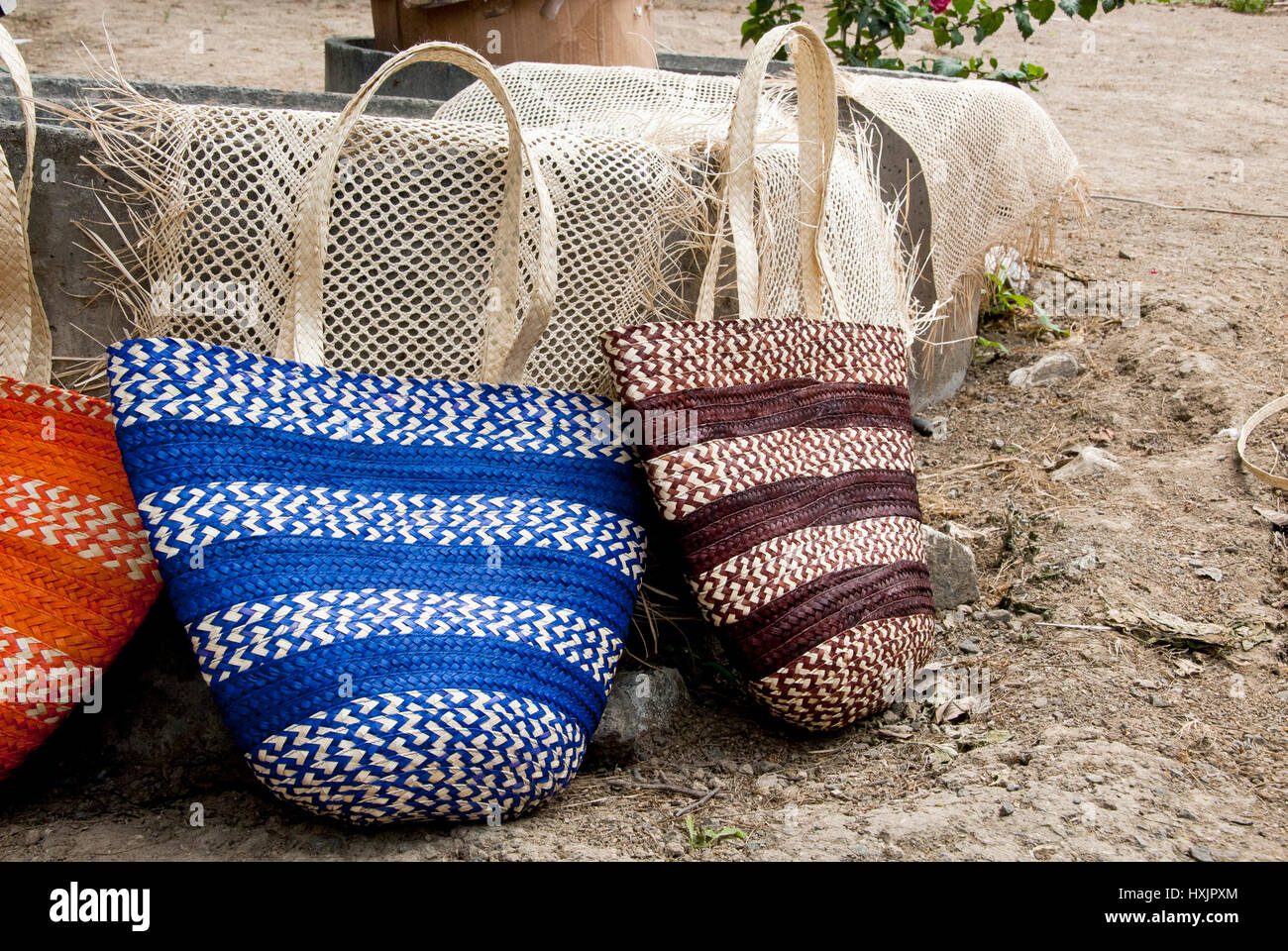 La mujer accesorios de moda, diversos elementos de estilo cuchara ganchillo bolsos, mochilas Wayuu artesanales bolsas de lana, Ecuador - calle del mercado Foto de stock