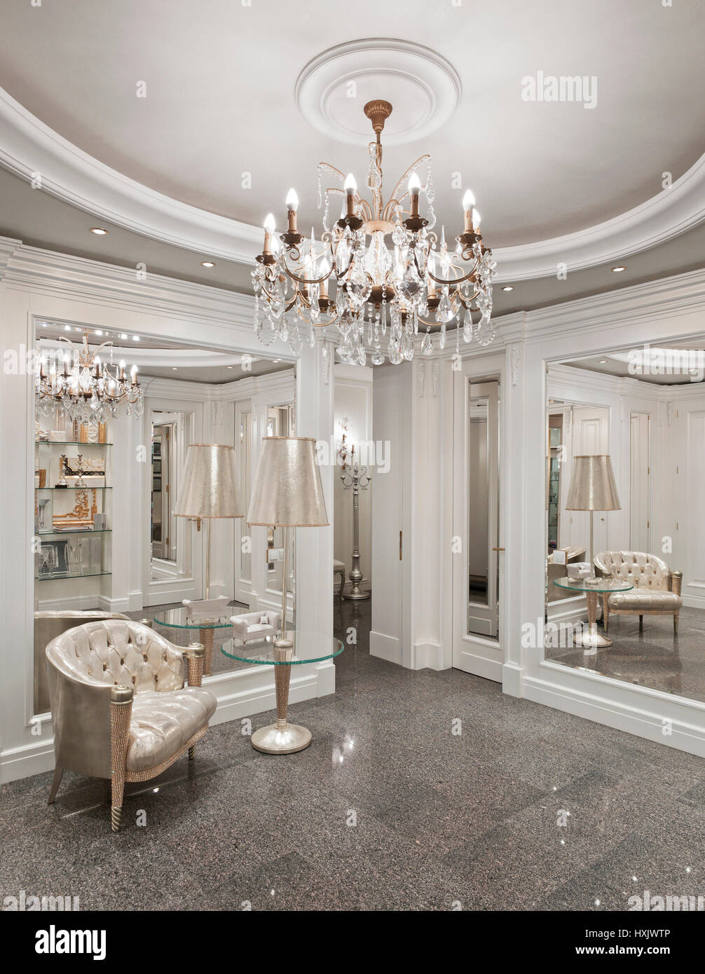 Show-room un interior de lujo en Moscú, en un estilo clásico con muebles de  oro Fotografía de stock - Alamy