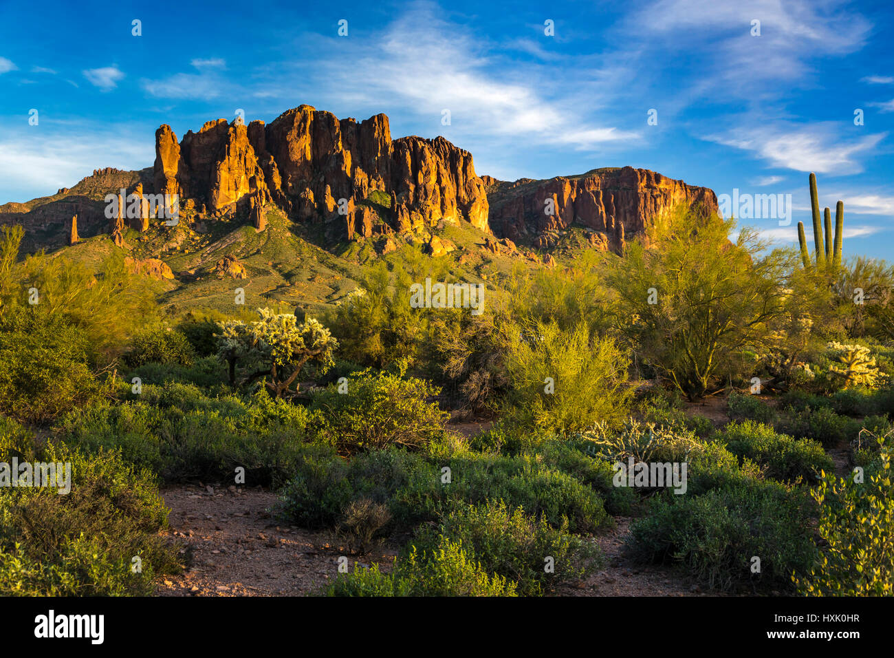Las Superstition Mountains en Apache Trail east de Mesa, Arizona, EE.UU. Foto de stock