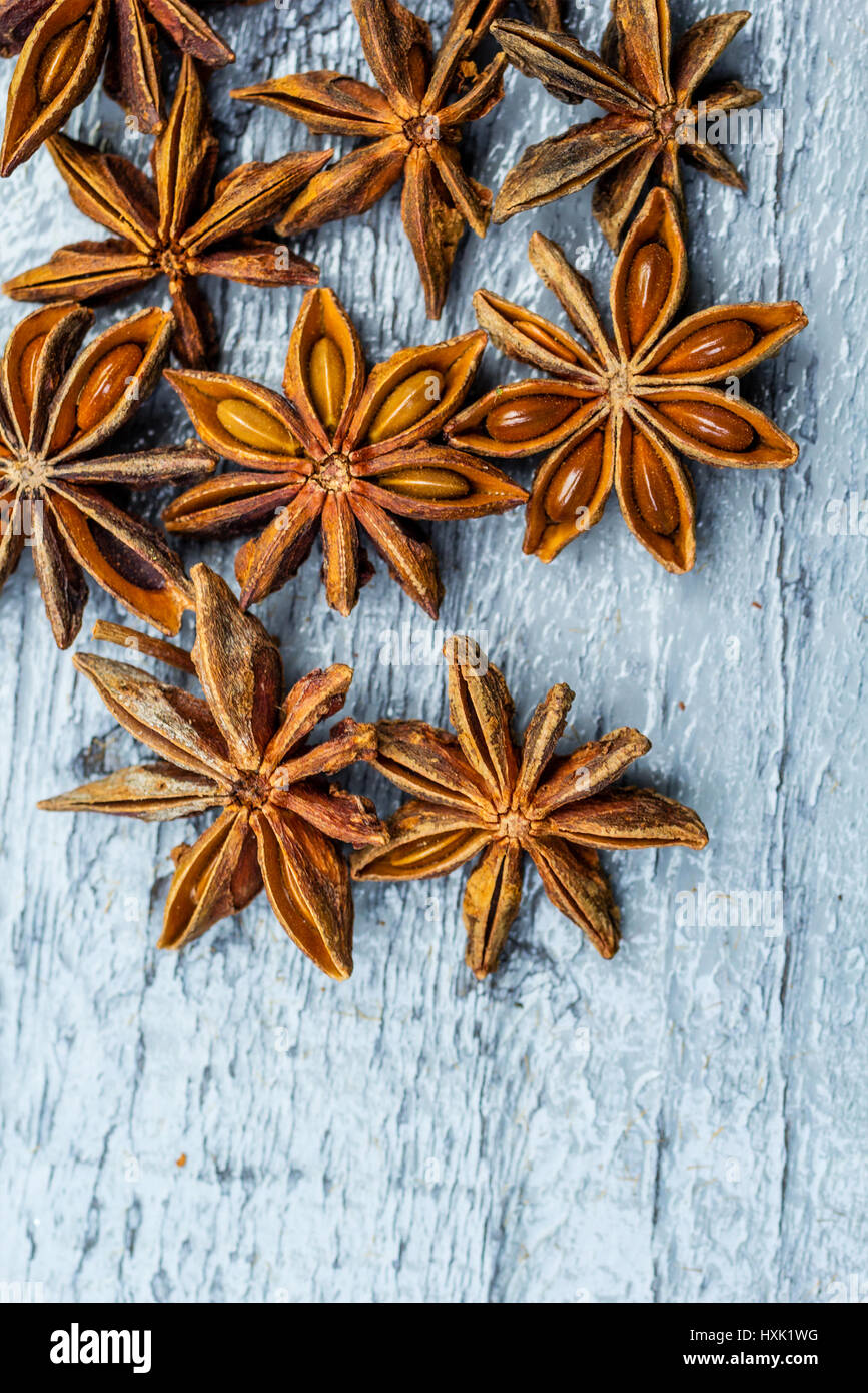 Edad, Antecedentes de madera y semillas de anís estrella Foto de stock