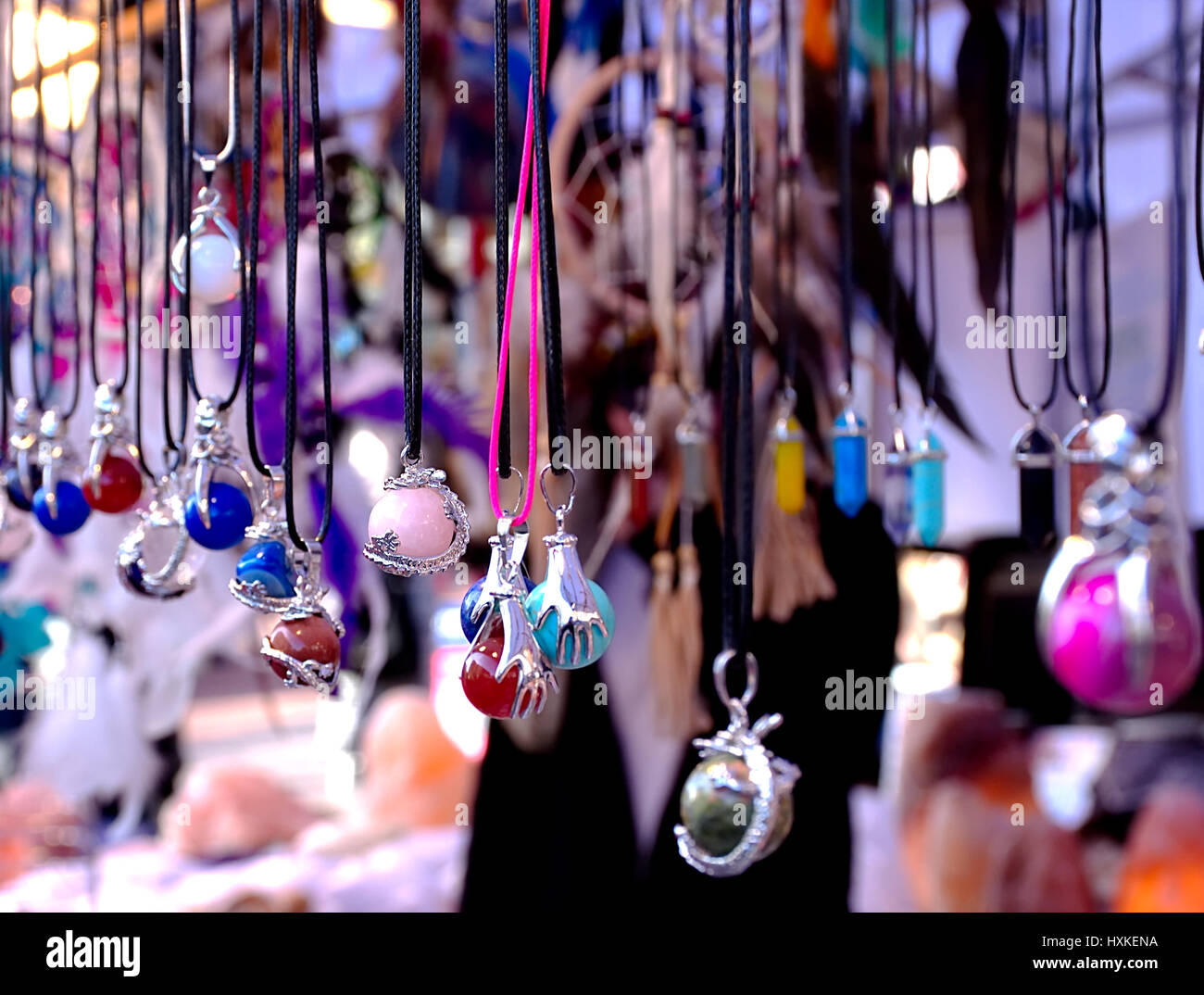 Joyería artesanal,accesorios,bella,colorida,india, collares en el mercado  callejero de calar en Stoke on Trent, Staffordshire, Reino Unido Fotografía  de stock - Alamy