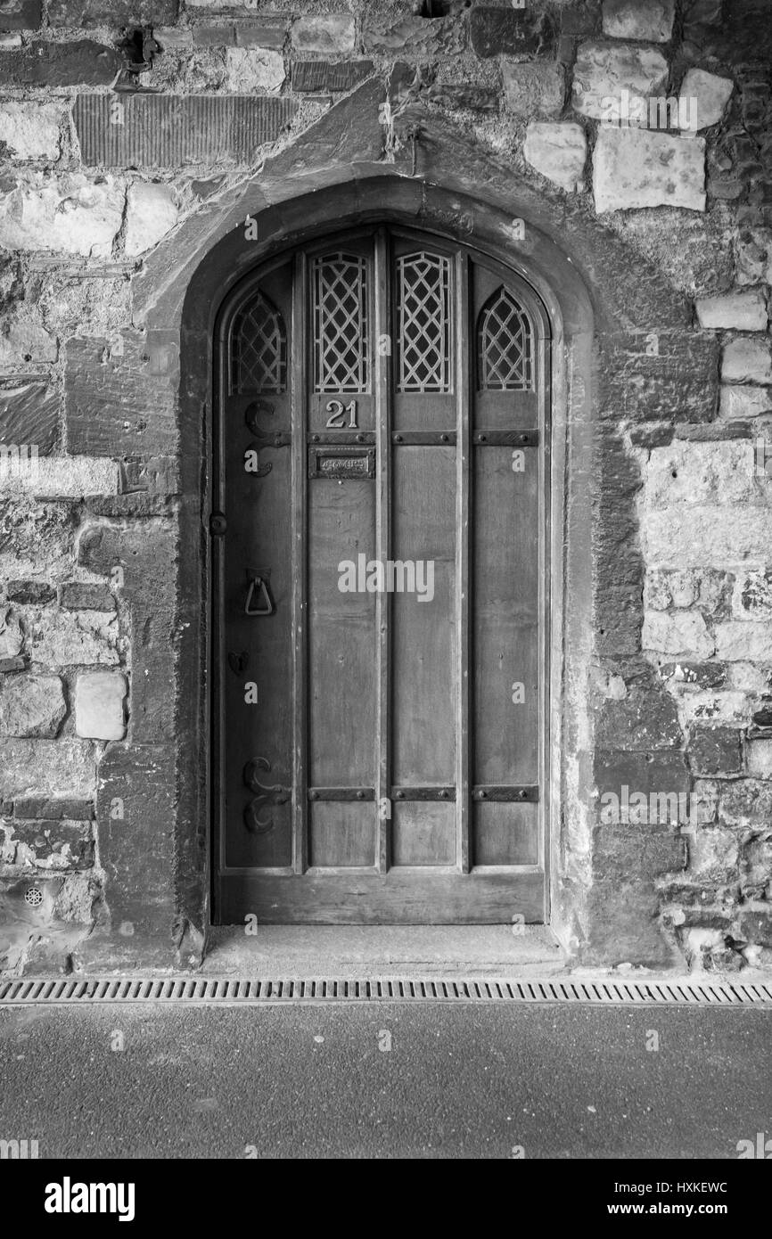 Imagen en blanco y negro de una puerta medieval. Foto de stock