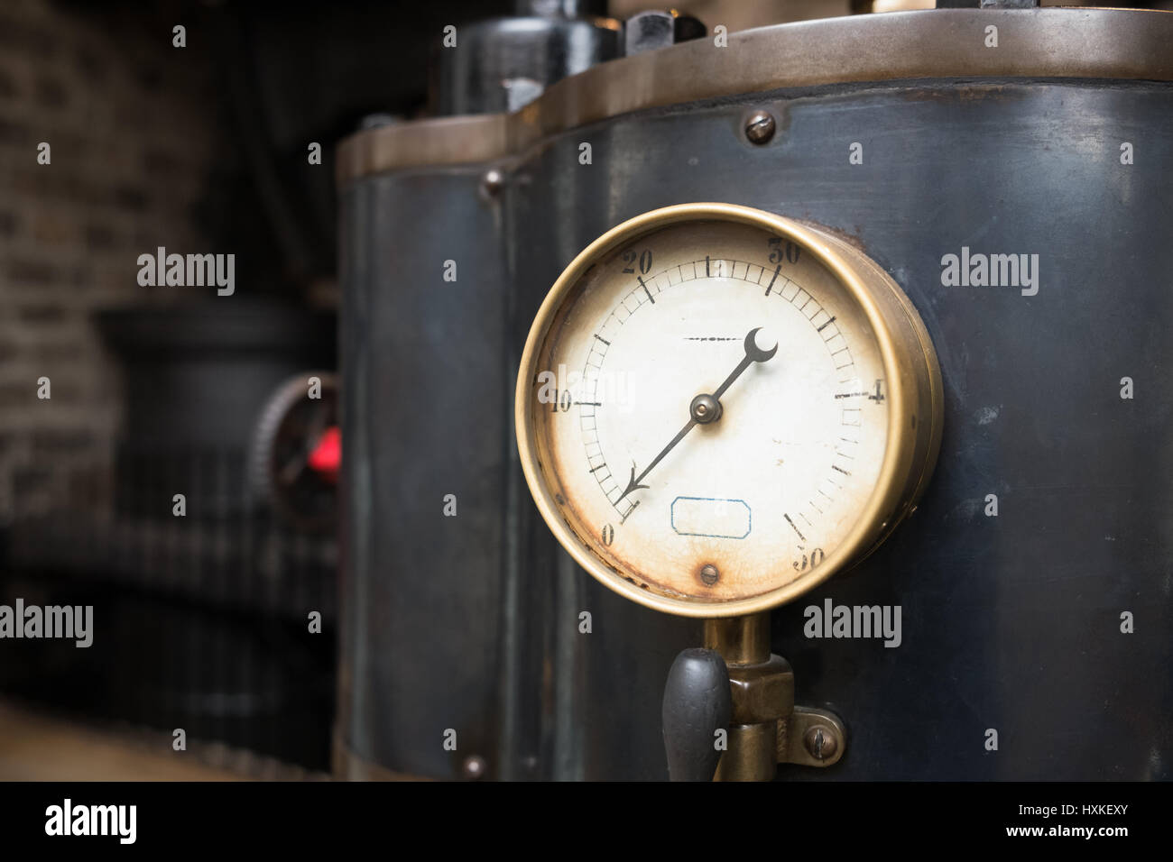 Manómetro de presión industrial antiguo. Foto de stock