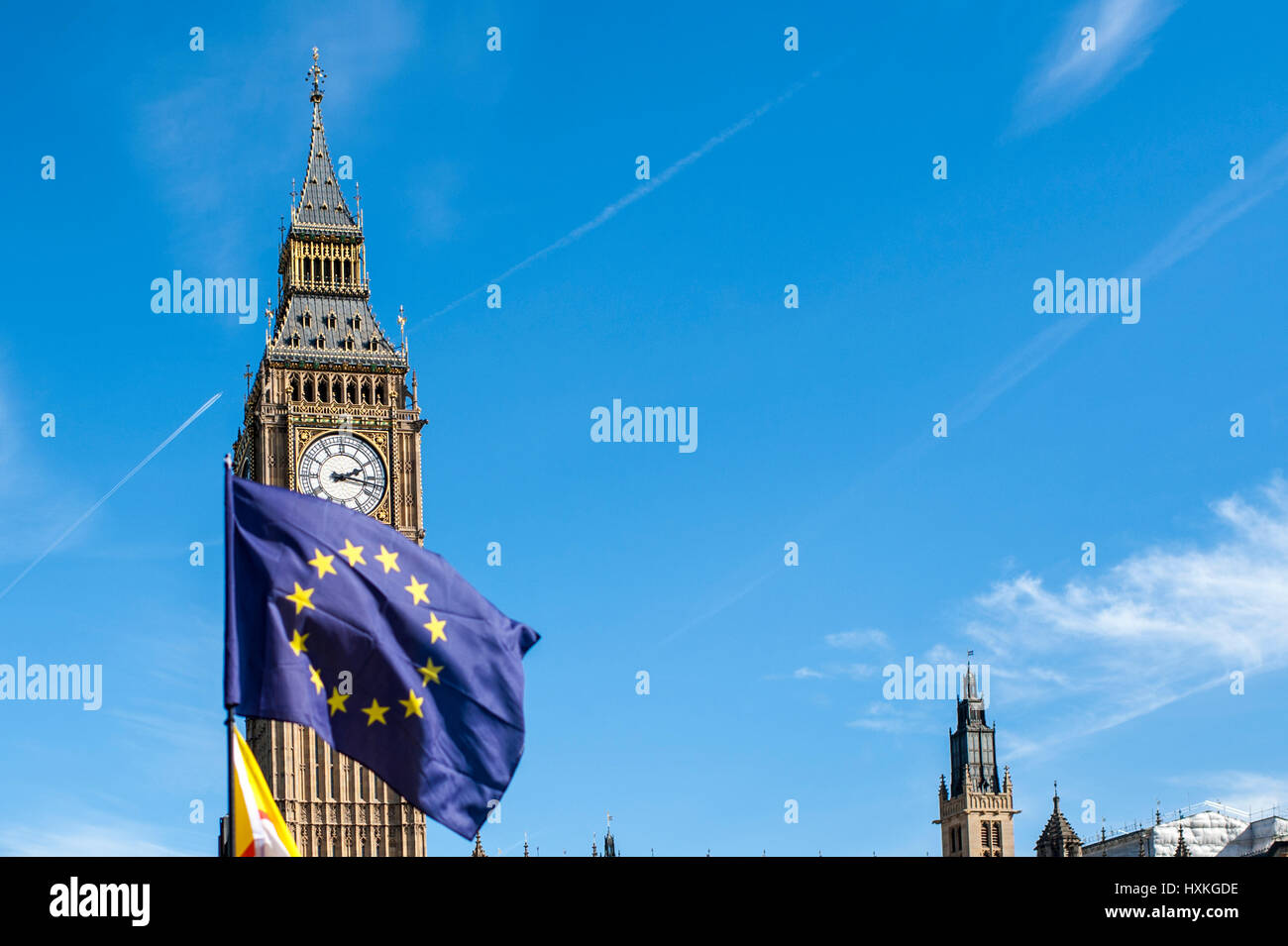 Pabellón de la UE con el Big Ben de fondo. La imagen está tomada durante la marcha por Europa en Londres el 26 de marzo de 2017. Foto de stock