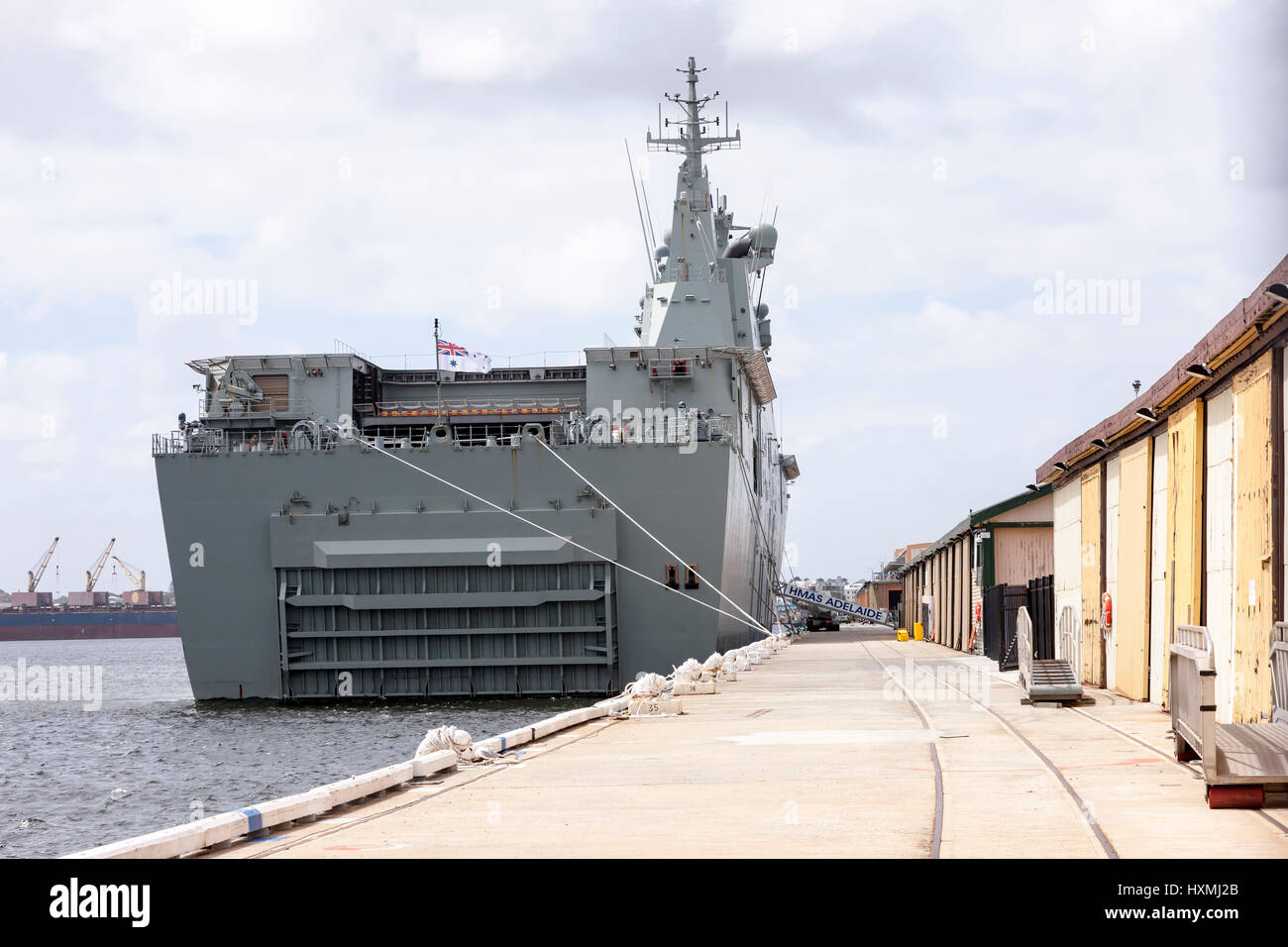 Fremantle Western Australia, HMAS Adelaide, porta-helicópteros/, un buque de asalto anfibio clase Canberra buque amarrado al muelle. Foto de stock