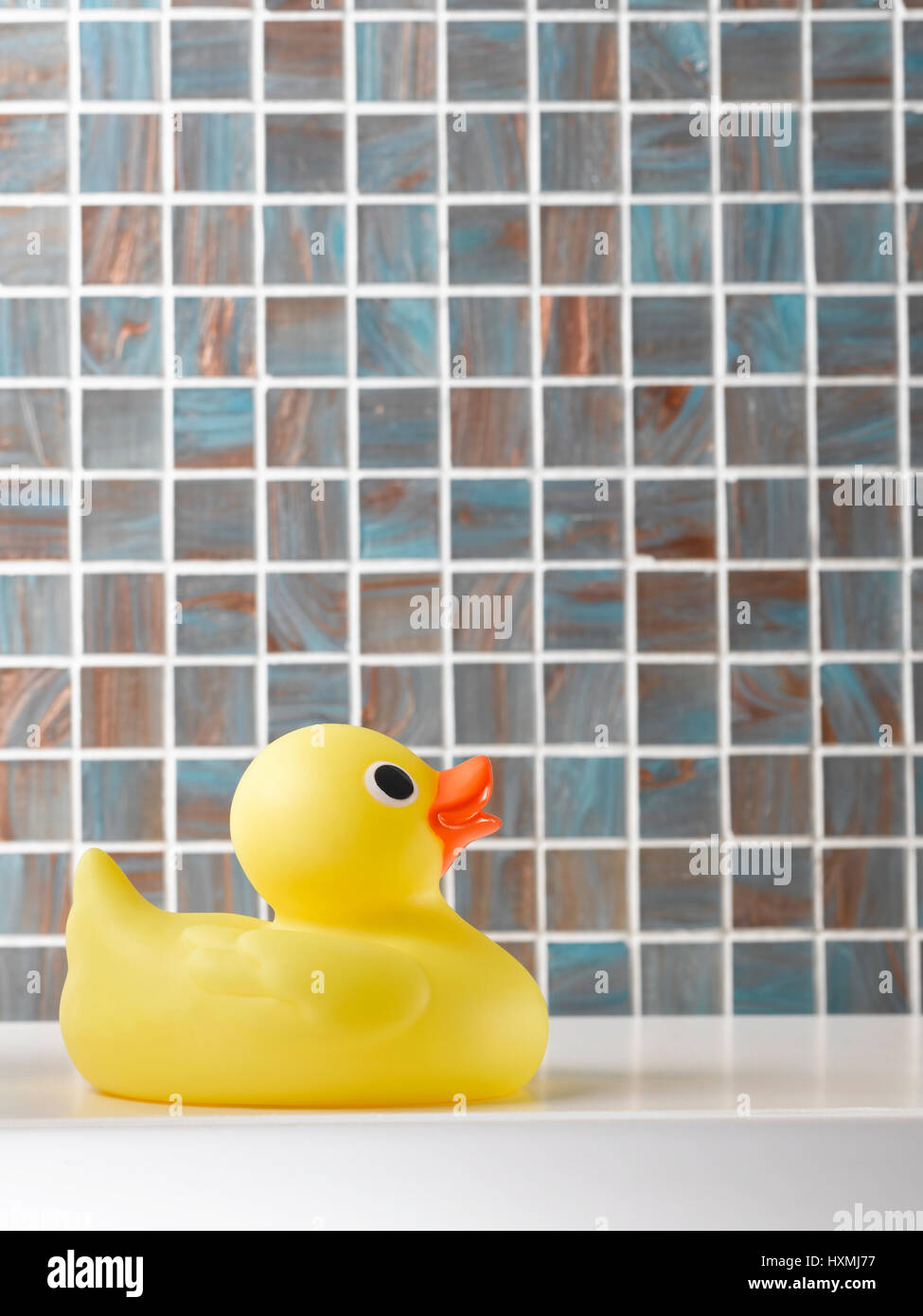 Patito amarillo sobre fondo en mosaico Foto de stock