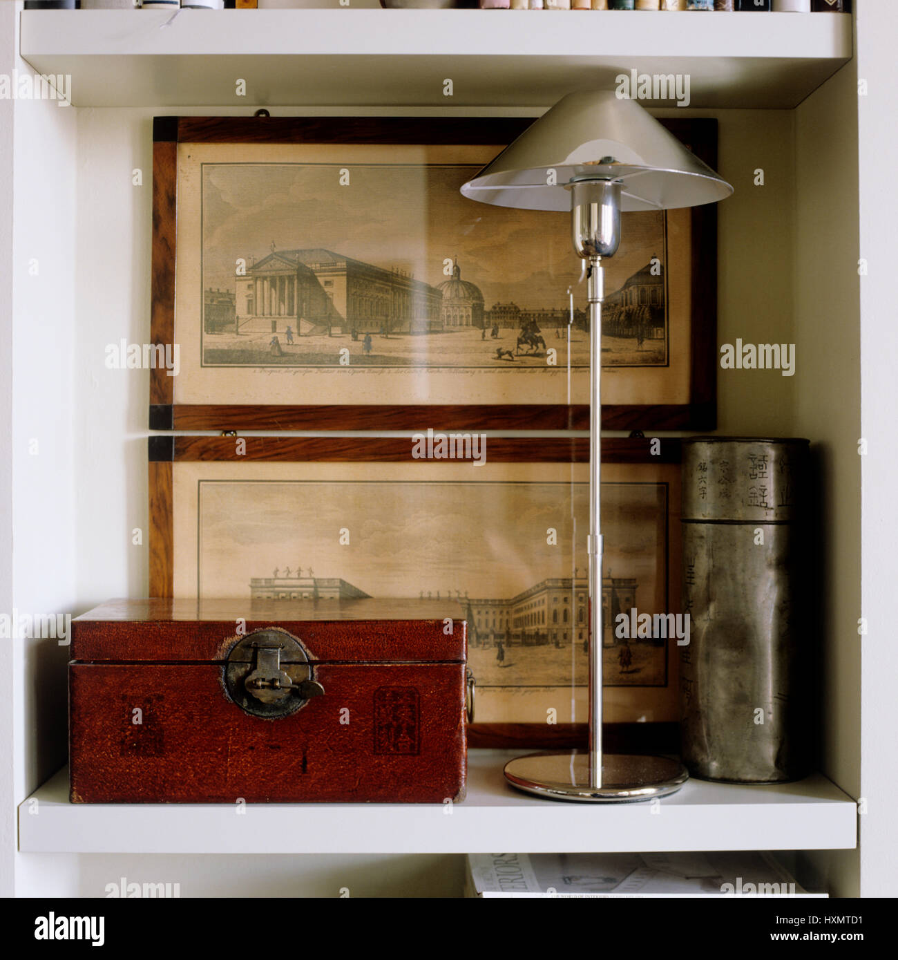 'Lámpara, imágenes y la caja en una estantería". Foto de stock