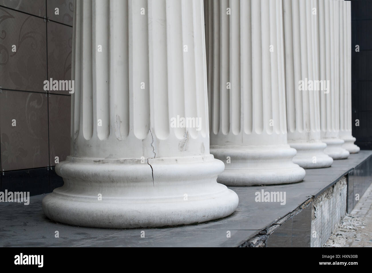 Columnas blancas en la fachada del edificio Foto de stock