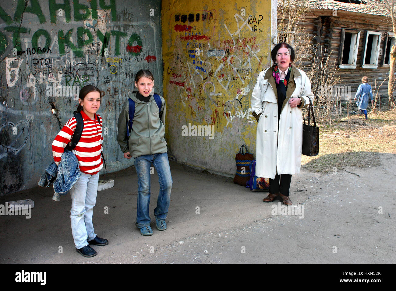 Tver, Rusia - Mayo 2, 2006: Campo Federación colegiala esperando en la  parada del autobús Fotografía de stock - Alamy