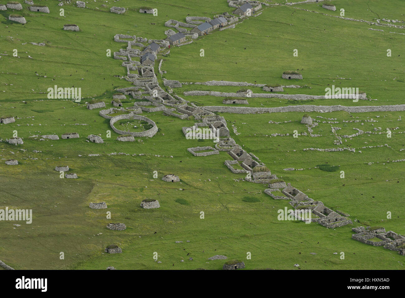 Abandonded asentamiento en la isla de Hirta, en el archipiélago de Saint Kilda, en Escocia. De junio de 2015. Foto de stock