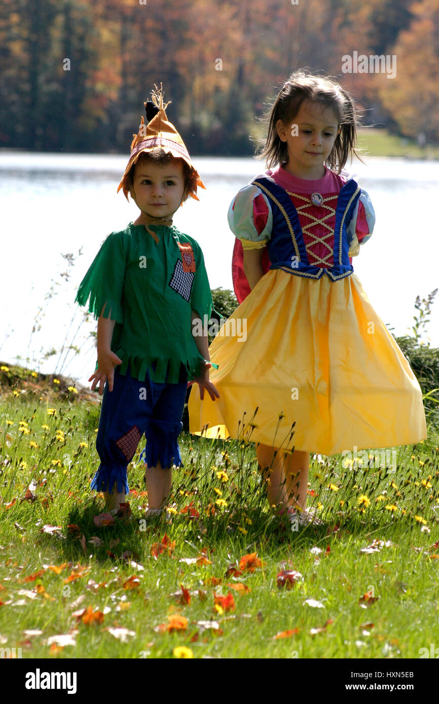 Los niños disfrazados para Halloween, posando en el patio exterior en el  hermoso día de otoño Fotografía de stock - Alamy