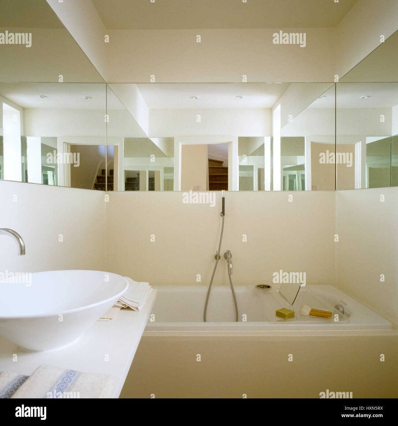 Cuarto de baño contemporáneo. Foto de stock