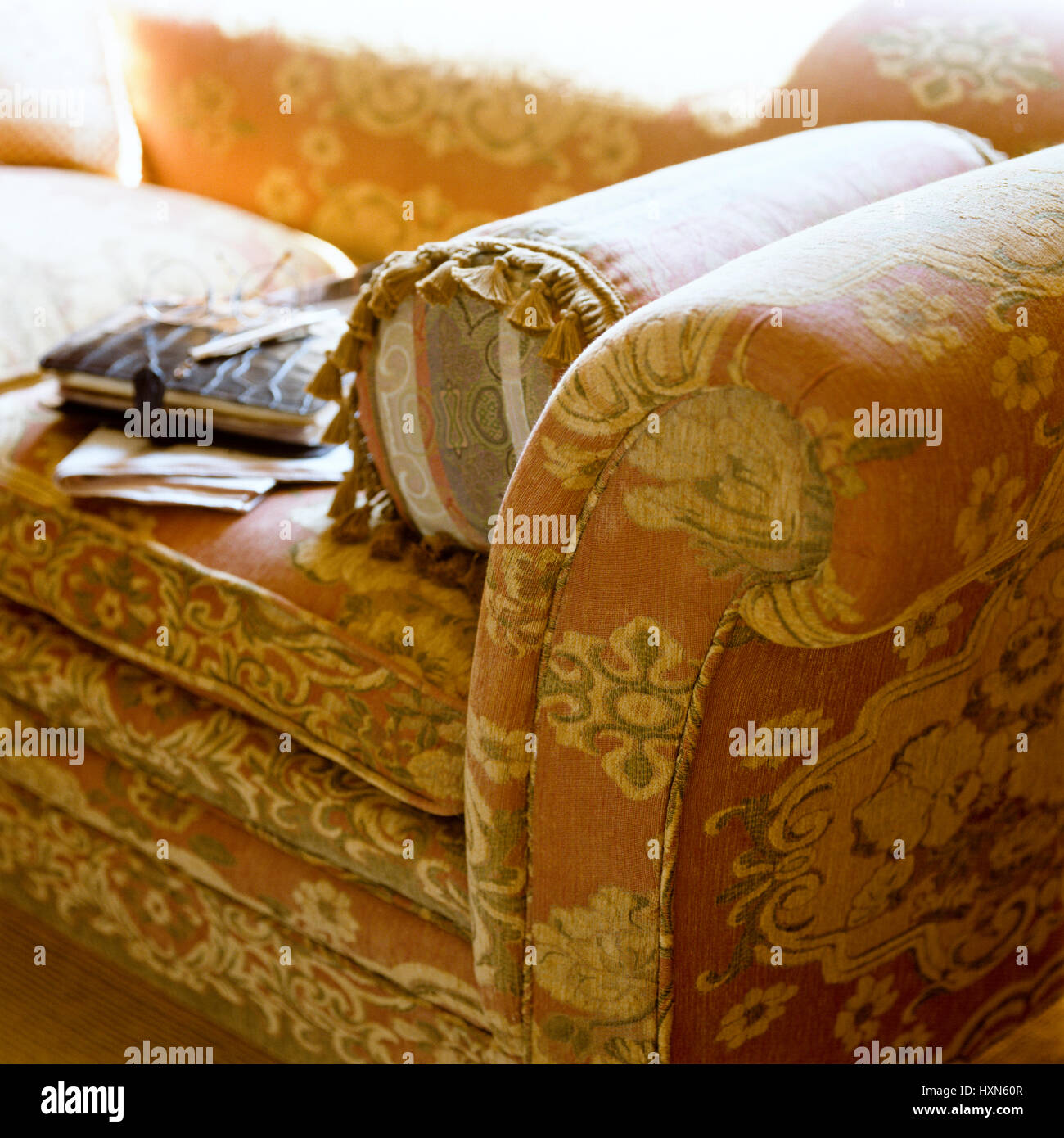 Cojín de sofá floreadas. Foto de stock