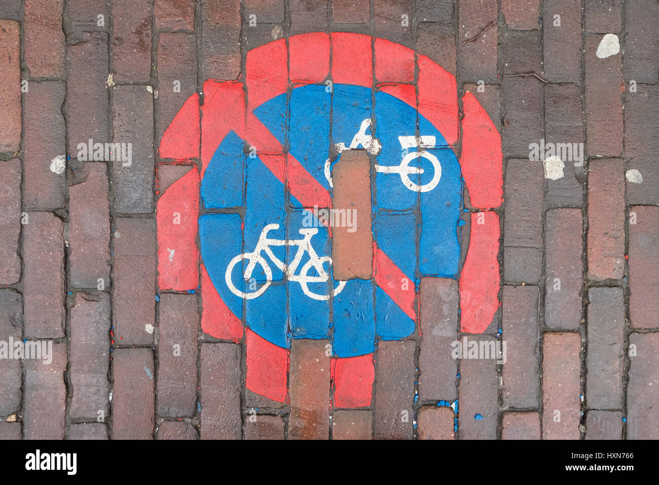 No hay signo de ciclismo pintado sobre la acera. Foto de stock