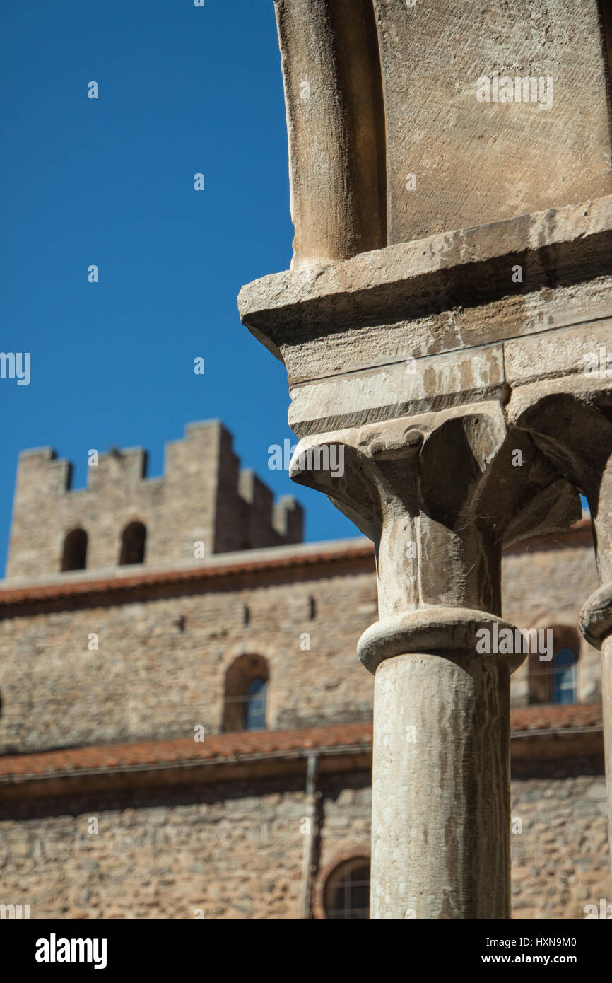 Detalle arquitectónico de la Abadía de Santa María de Arles Sur Tech