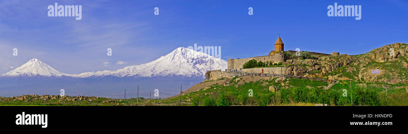 Khor Virap monasterio de la Iglesia apostólica armenia en Armenia con picos del monte Ararat en la lejana Turquía. Foto de stock