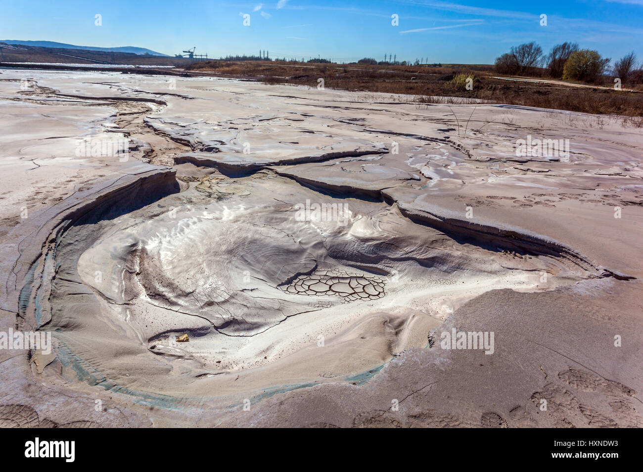 Recipientes de sedimento. Un subproducto de la minería del carbón es la naturaleza de la contaminación y el paisaje. República Checa, Europa Foto de stock